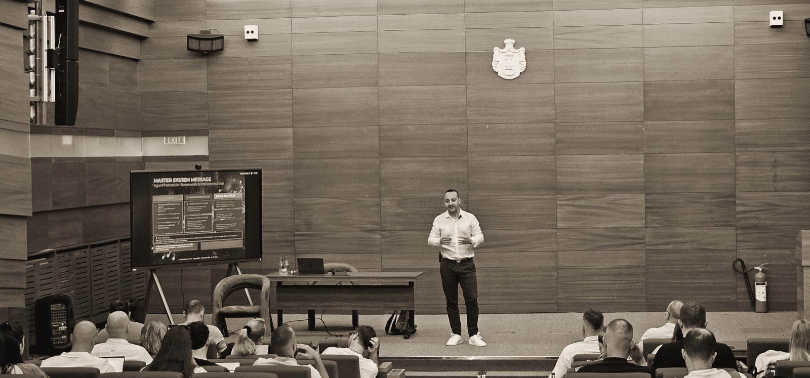 Dr. Tali Režun on stage at the Chasing Jarvis live intensive in Belgrade